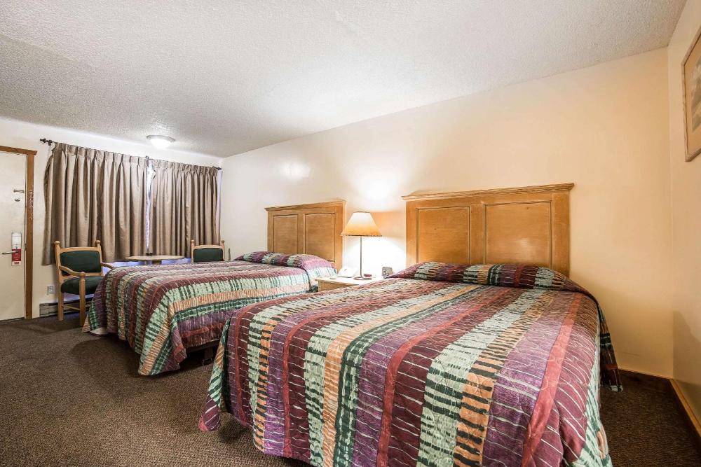 Queen Room with Two Queen Beds - Non-Smoking interior