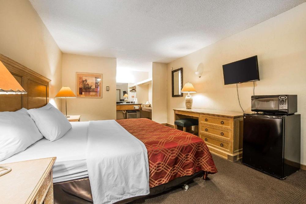 King Room - Non-Smoking interior
